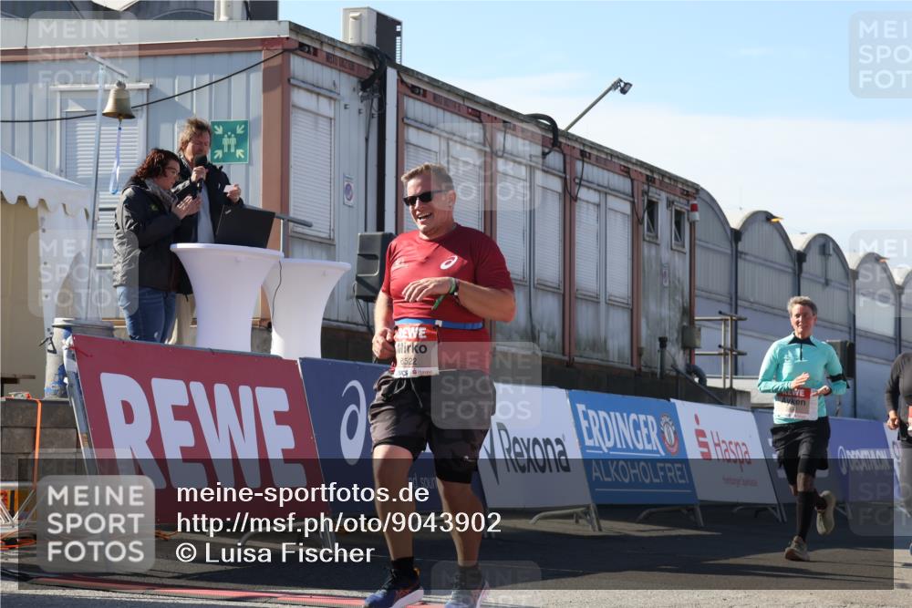 03.10.2025 - Köhlbrandbrückenlauf Luisa Fischer http://msf.ph/oto/9043902 03.10.2025 13:39:58 Ziel 5264, 5484, 5487, 5565, 5566, 5831, 5832, 5835, 6399, 6400, 6401, 6403, 6522 meine-sportfotos.de