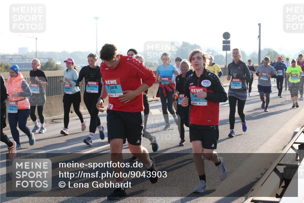 03.10.2025 - Köhlbrandbrückenlauf Lena Gebhardt http://msf.ph/oto/9043903 03.10.2025 09:26:56 Position 1 2688, 3566, 2632, 2631 meine-sportfotos.de
