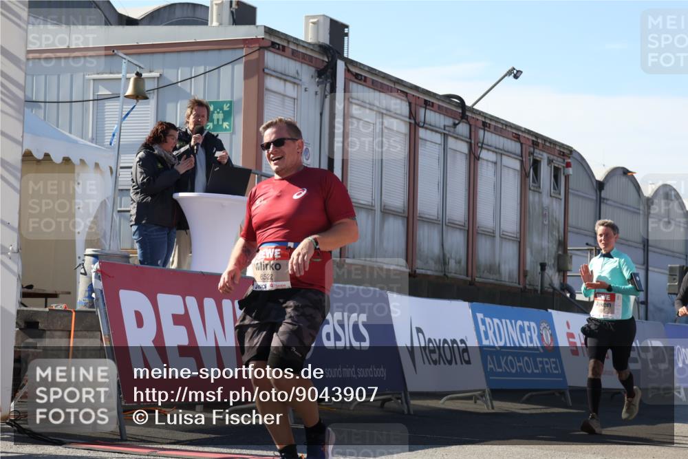 03.10.2025 - Köhlbrandbrückenlauf Luisa Fischer http://msf.ph/oto/9043907 03.10.2025 13:39:59 Ziel 5264, 5484, 5487, 5565, 5566, 5831, 5832, 5835, 6399, 6400, 6401, 6403, 6522 meine-sportfotos.de