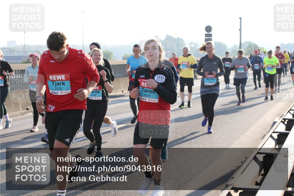 03.10.2025 - Köhlbrandbrückenlauf Lena Gebhardt http://msf.ph/oto/9043916 03.10.2025 09:26:56 Position 1 2632, 3306, 2631 meine-sportfotos.de