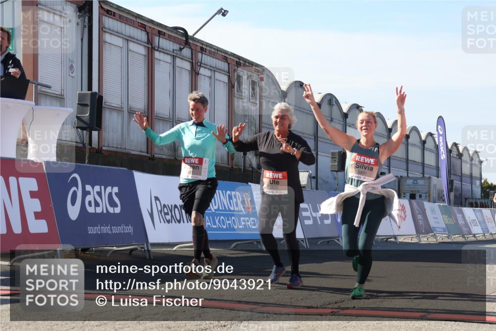 03.10.2025 - Köhlbrandbrückenlauf Luisa Fischer http://msf.ph/oto/9043921 03.10.2025 13:40:00 Ziel 5264, 5484, 5487, 5565, 5566, 5831, 5832, 5835, 6399, 6400, 6401, 6403, 6522 meine-sportfotos.de