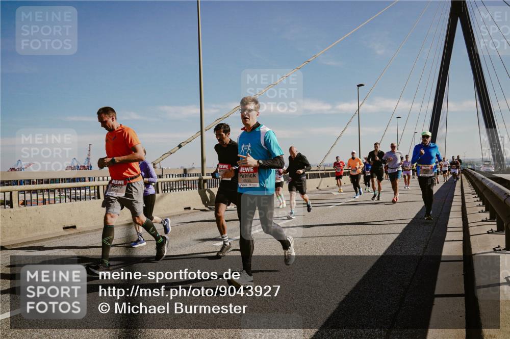 03.10.2025 - Köhlbrandbrückenlauf Michael Burmester http://msf.ph/oto/9043927 03.10.2025 12:25:38 Position 1 6533 meine-sportfotos.de