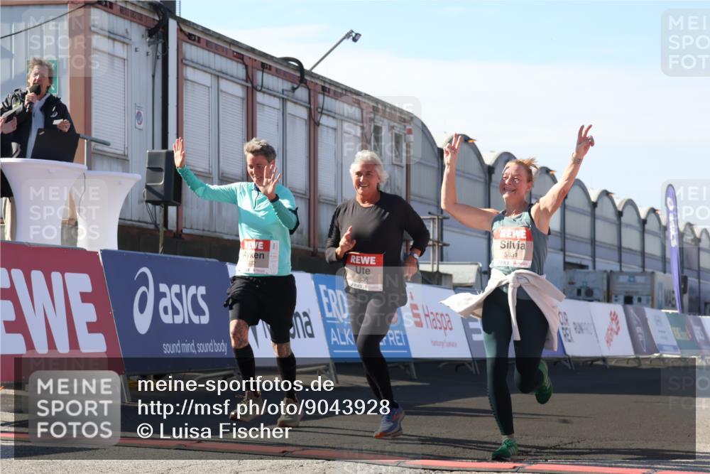 03.10.2025 - Köhlbrandbrückenlauf Luisa Fischer http://msf.ph/oto/9043928 03.10.2025 13:40:00 Ziel 5264, 5484, 5487, 5565, 5566, 5831, 5832, 5835, 6399, 6400, 6401, 6403, 6522 meine-sportfotos.de