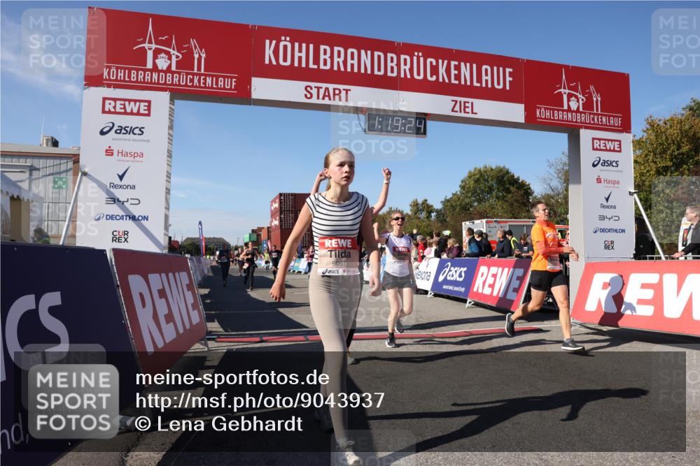 03.10.2025 - Köhlbrandbrückenlauf Lena Gebhardt http://msf.ph/oto/9043937 03.10.2025 13:19:24 Ziel 4593, 4690, 4691, 4725, 4828, 4971, 4996, 5009, 5405, 5443, 5451, 5578, 5853, 6057, 6225, 6226, 6230, 6576, 6753 meine-sportfotos.de