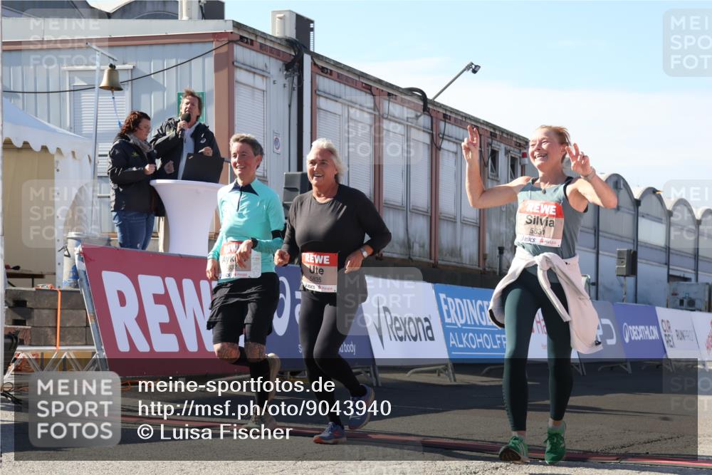 03.10.2025 - Köhlbrandbrückenlauf Luisa Fischer http://msf.ph/oto/9043940 03.10.2025 13:40:01 Ziel 5264, 5484, 5487, 5565, 5566, 5831, 5832, 5835, 6399, 6400, 6401, 6403, 6522 meine-sportfotos.de