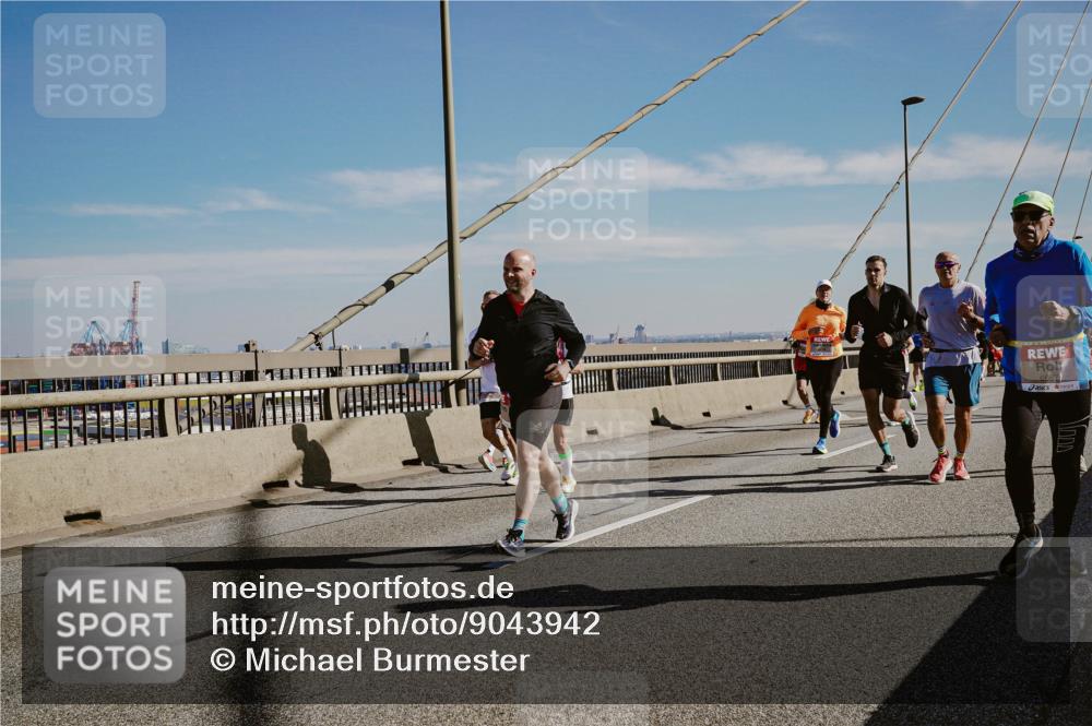 03.10.2025 - Köhlbrandbrückenlauf Michael Burmester http://msf.ph/oto/9043942 03.10.2025 12:25:39 Position 1  meine-sportfotos.de