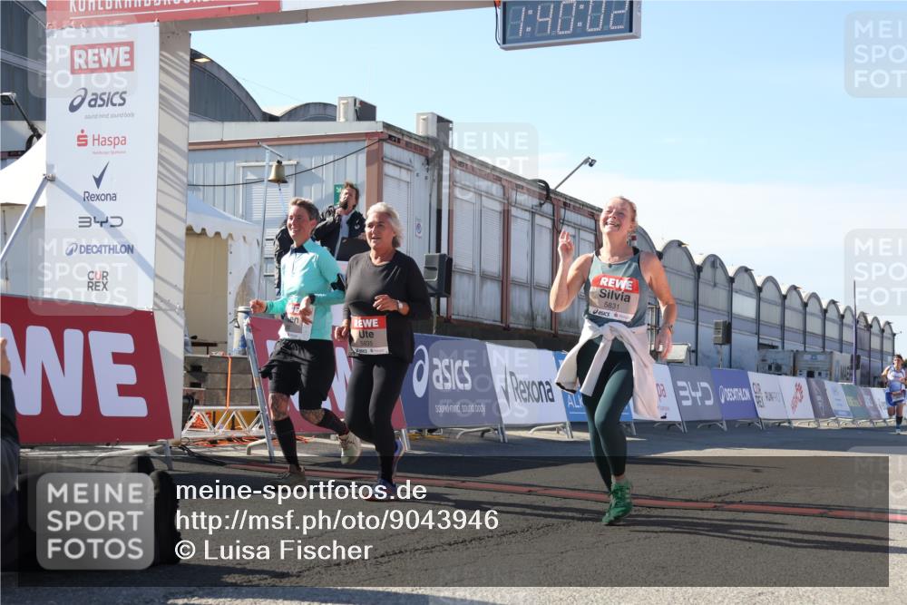 03.10.2025 - Köhlbrandbrückenlauf Luisa Fischer http://msf.ph/oto/9043946 03.10.2025 13:40:01 Ziel 5264, 5484, 5487, 5565, 5566, 5831, 5832, 5835, 6399, 6400, 6401, 6403, 6522 meine-sportfotos.de