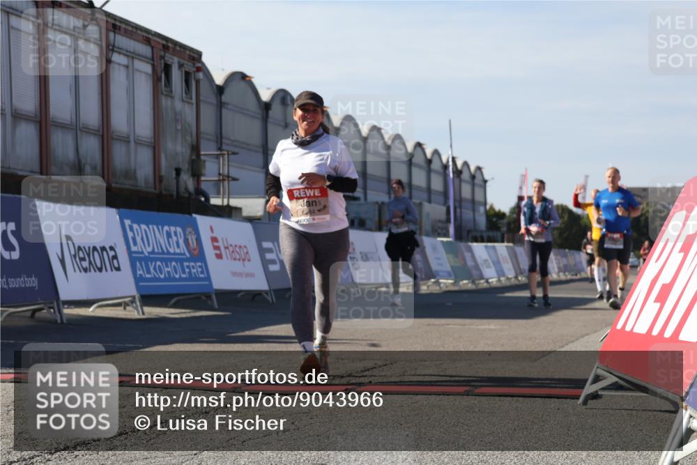 03.10.2025 - Köhlbrandbrückenlauf Luisa Fischer http://msf.ph/oto/9043966 03.10.2025 13:40:23 Ziel 5613, 6284 meine-sportfotos.de