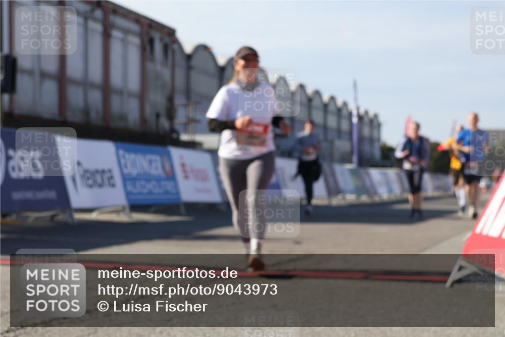 03.10.2025 - Köhlbrandbrückenlauf Luisa Fischer http://msf.ph/oto/9043973 03.10.2025 13:40:23 Ziel 5613, 6284 meine-sportfotos.de