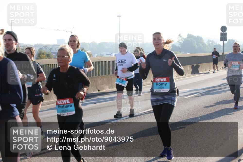 03.10.2025 - Köhlbrandbrückenlauf Lena Gebhardt http://msf.ph/oto/9043975 03.10.2025 09:26:58 Position 1 2574, 2023, 2320, 2769 meine-sportfotos.de