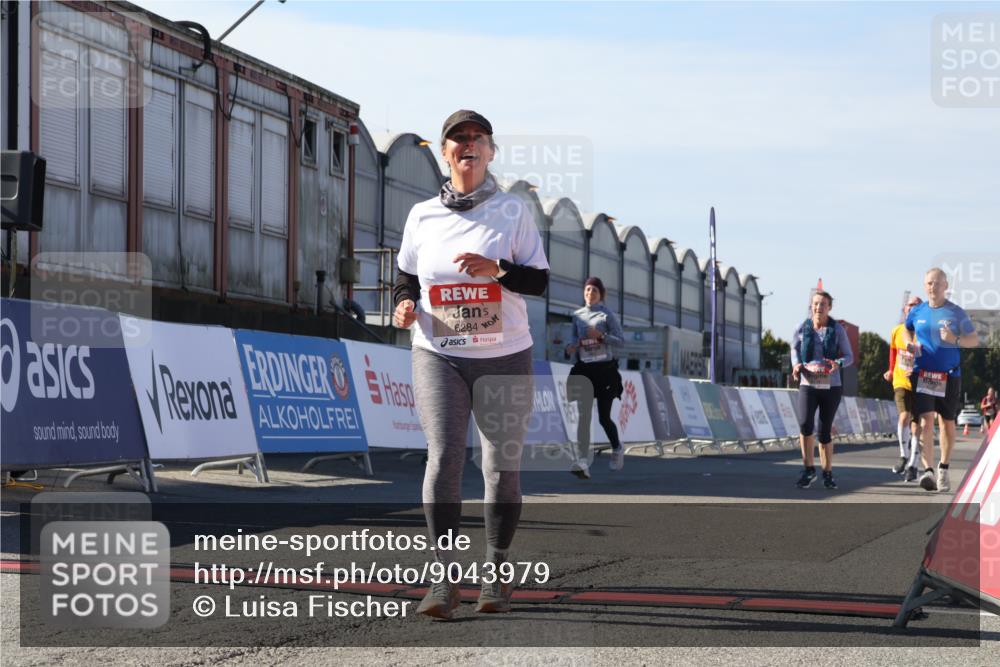 03.10.2025 - Köhlbrandbrückenlauf Luisa Fischer http://msf.ph/oto/9043979 03.10.2025 13:40:24 Ziel 5270, 5613, 6245, 6278, 6284 meine-sportfotos.de