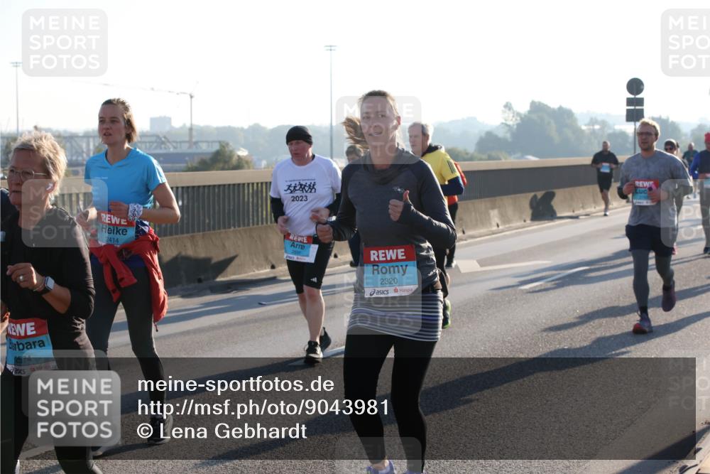 03.10.2025 - Köhlbrandbrückenlauf Lena Gebhardt http://msf.ph/oto/9043981 03.10.2025 09:26:58 Position 1 2574, 2023, 2320, 2414 meine-sportfotos.de