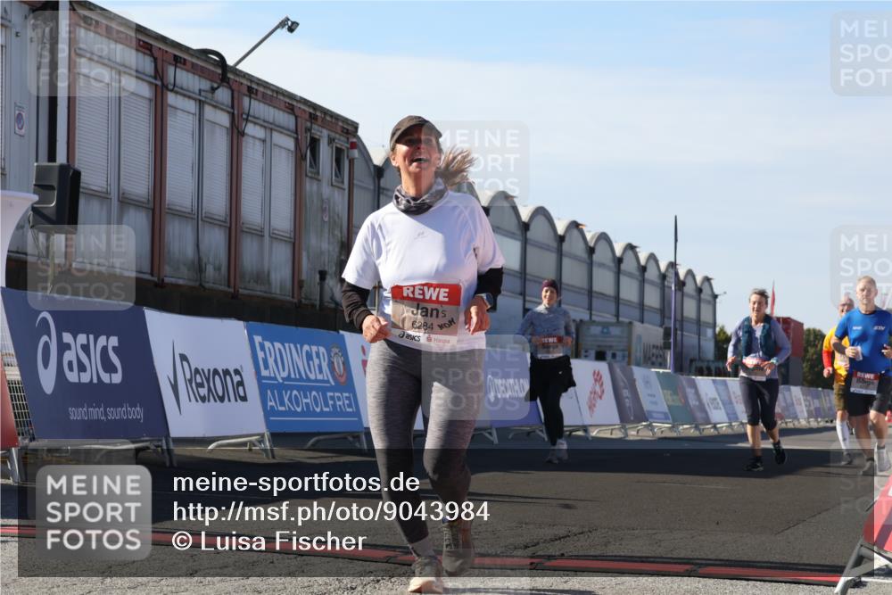 03.10.2025 - Köhlbrandbrückenlauf Luisa Fischer http://msf.ph/oto/9043984 03.10.2025 13:40:24 Ziel 5270, 5613, 6245, 6278, 6284 meine-sportfotos.de
