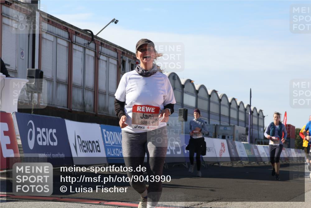 03.10.2025 - Köhlbrandbrückenlauf Luisa Fischer http://msf.ph/oto/9043990 03.10.2025 13:40:24 Ziel 5270, 5613, 6245, 6278, 6284 meine-sportfotos.de