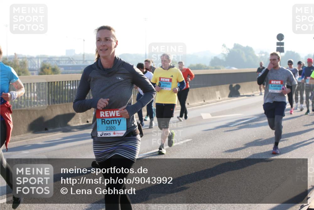 03.10.2025 - Köhlbrandbrückenlauf Lena Gebhardt http://msf.ph/oto/9043992 03.10.2025 09:26:59 Position 1 2320 meine-sportfotos.de