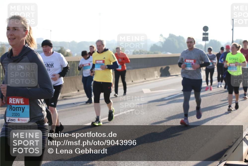 03.10.2025 - Köhlbrandbrückenlauf Lena Gebhardt http://msf.ph/oto/9043996 03.10.2025 09:26:59 Position 1 2320, 23 meine-sportfotos.de