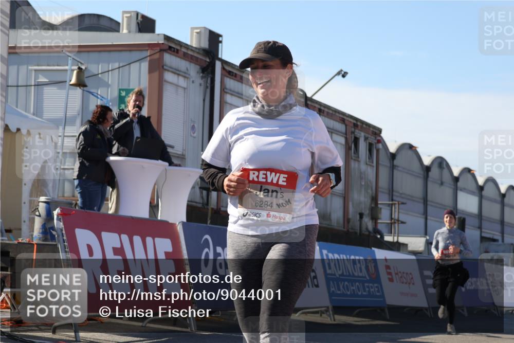 03.10.2025 - Köhlbrandbrückenlauf Luisa Fischer http://msf.ph/oto/9044001 03.10.2025 13:40:25 Ziel 5270, 5613, 6245, 6278, 6284 meine-sportfotos.de