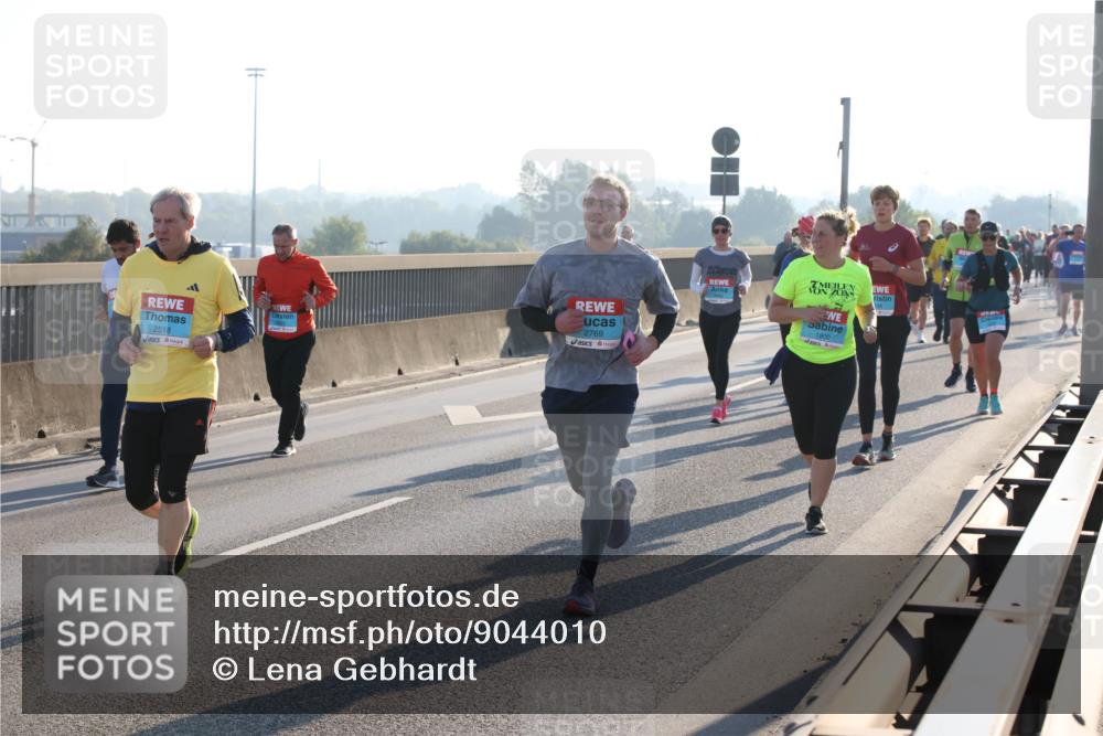 03.10.2025 - Köhlbrandbrückenlauf Lena Gebhardt http://msf.ph/oto/9044010 03.10.2025 09:26:59 Position 1 2518, 2769, 1800 meine-sportfotos.de