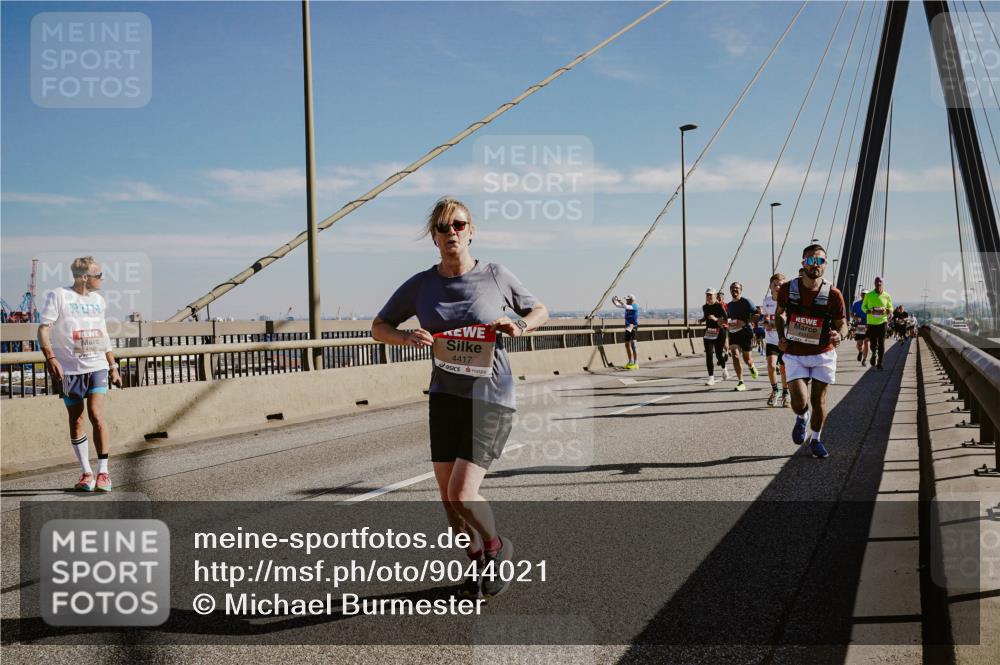03.10.2025 - Köhlbrandbrückenlauf Michael Burmester http://msf.ph/oto/9044021 03.10.2025 12:25:44 Position 1 4100, 4417 meine-sportfotos.de