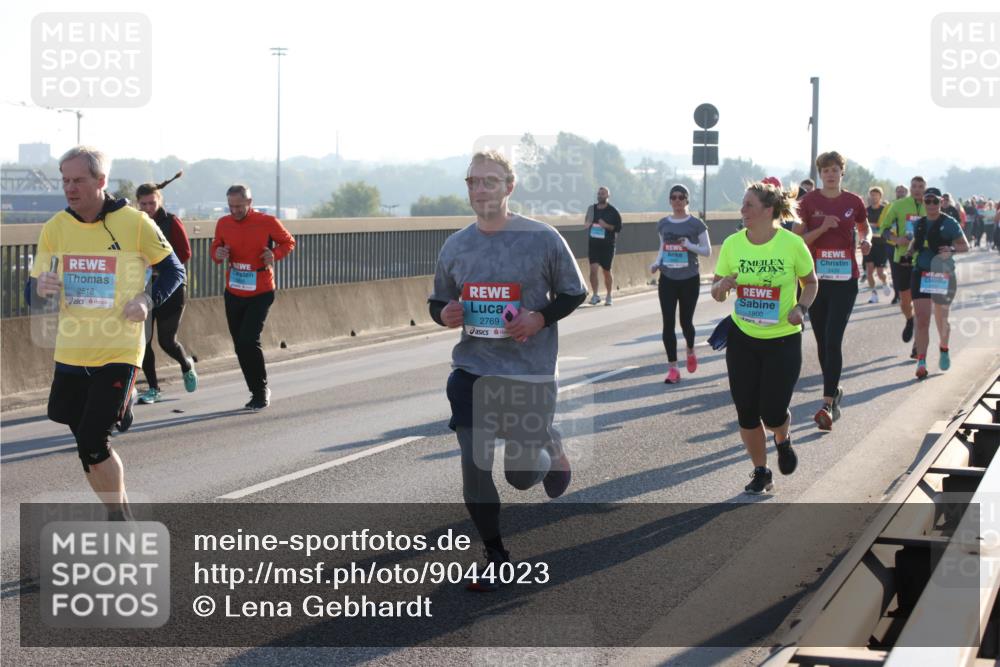 03.10.2025 - Köhlbrandbrückenlauf Lena Gebhardt http://msf.ph/oto/9044023 03.10.2025 09:27:00 Position 1 2518, 2769, 1800 meine-sportfotos.de