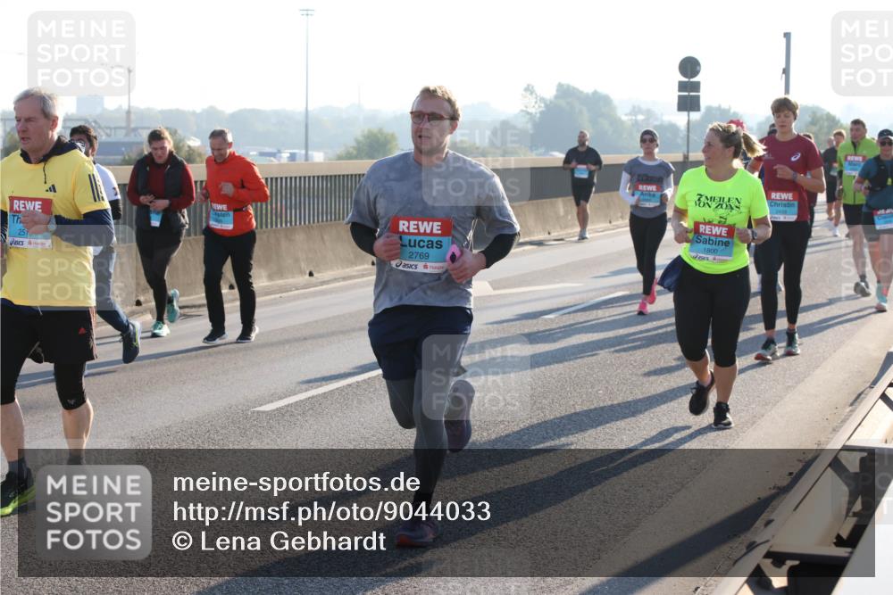 03.10.2025 - Köhlbrandbrückenlauf Lena Gebhardt http://msf.ph/oto/9044033 03.10.2025 09:27:00 Position 1 25, 2769, 1800, 2439 meine-sportfotos.de