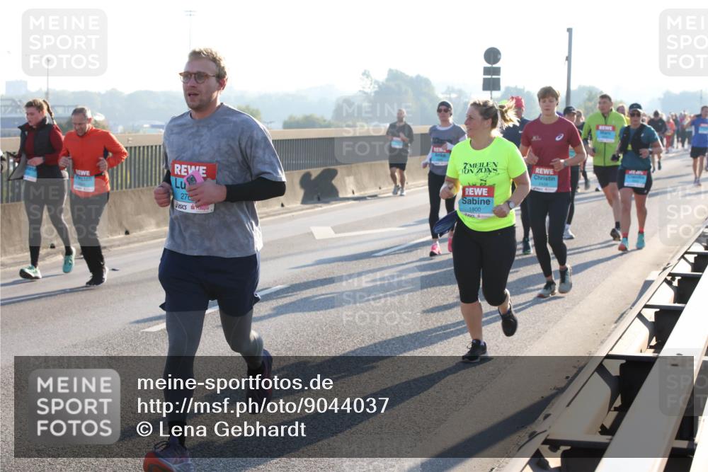 03.10.2025 - Köhlbrandbrückenlauf Lena Gebhardt http://msf.ph/oto/9044037 03.10.2025 09:27:01 Position 1 27, 2439, 1800 meine-sportfotos.de