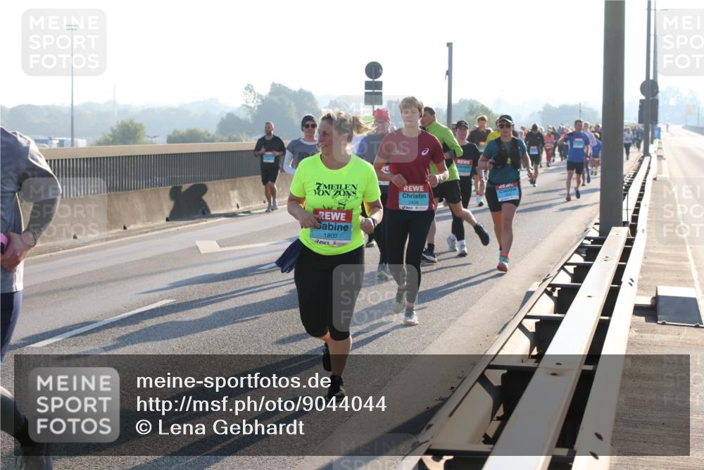 03.10.2025 - Köhlbrandbrückenlauf Lena Gebhardt http://msf.ph/oto/9044044 03.10.2025 09:27:01 Position 1 1800, 2439 meine-sportfotos.de