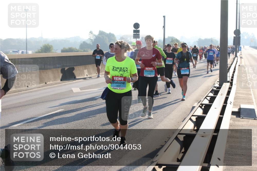 03.10.2025 - Köhlbrandbrückenlauf Lena Gebhardt http://msf.ph/oto/9044053 03.10.2025 09:27:01 Position 1 1800, 2439 meine-sportfotos.de