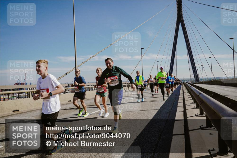 03.10.2025 - Köhlbrandbrückenlauf Michael Burmester http://msf.ph/oto/9044070 03.10.2025 12:25:48 Position 1 4147 meine-sportfotos.de