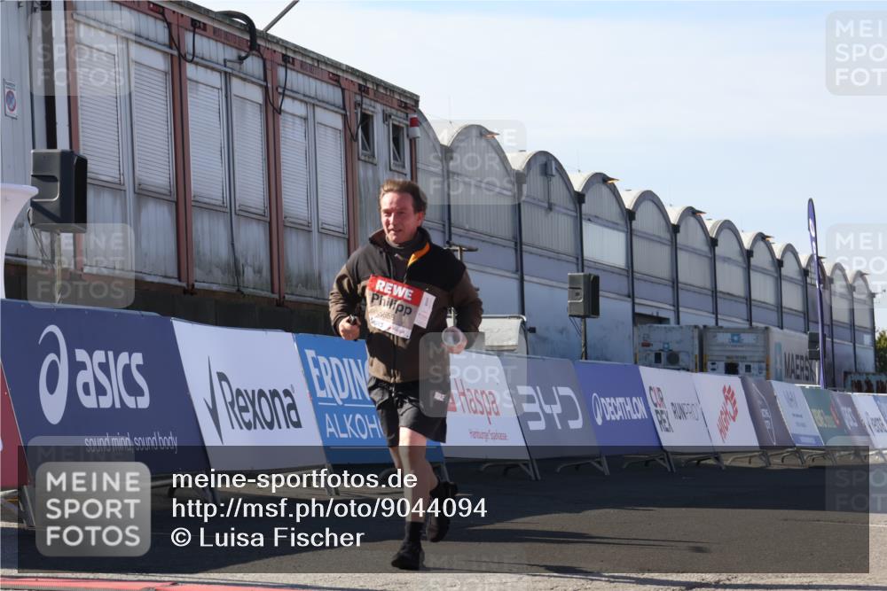 03.10.2025 - Köhlbrandbrückenlauf Luisa Fischer http://msf.ph/oto/9044094 03.10.2025 13:40:39 Ziel 5270, 5558, 5613, 6245, 6278 meine-sportfotos.de