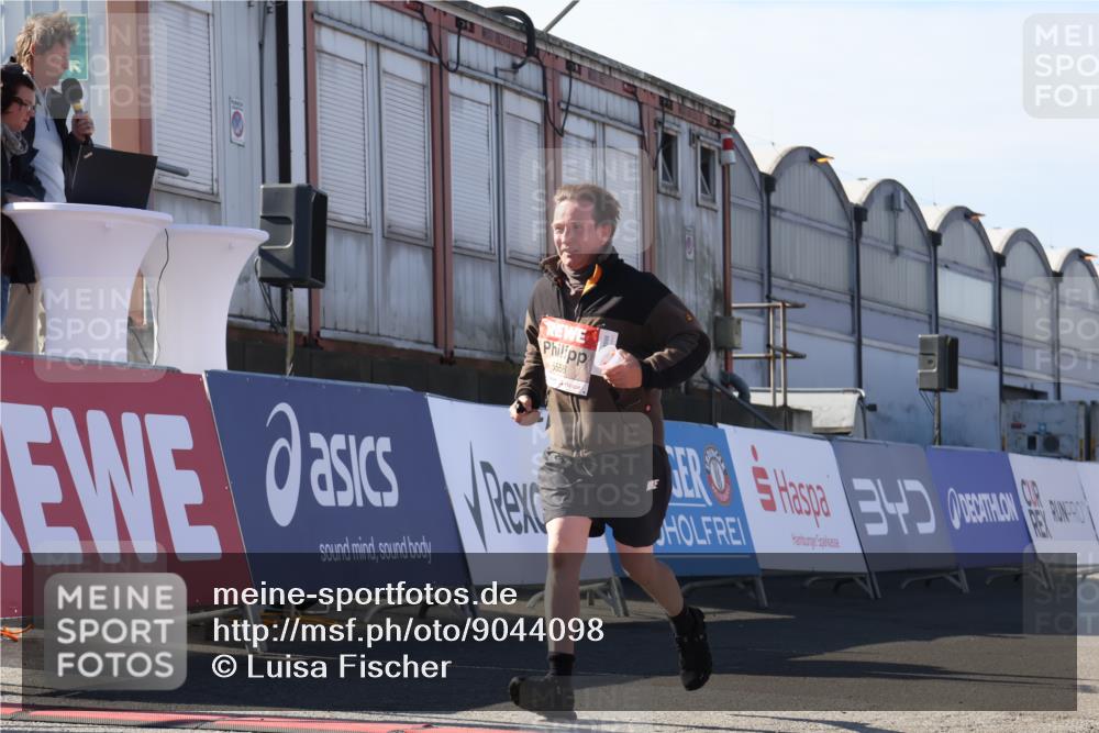 03.10.2025 - Köhlbrandbrückenlauf Luisa Fischer http://msf.ph/oto/9044098 03.10.2025 13:40:40 Ziel 5270, 5558, 6245, 6278 meine-sportfotos.de