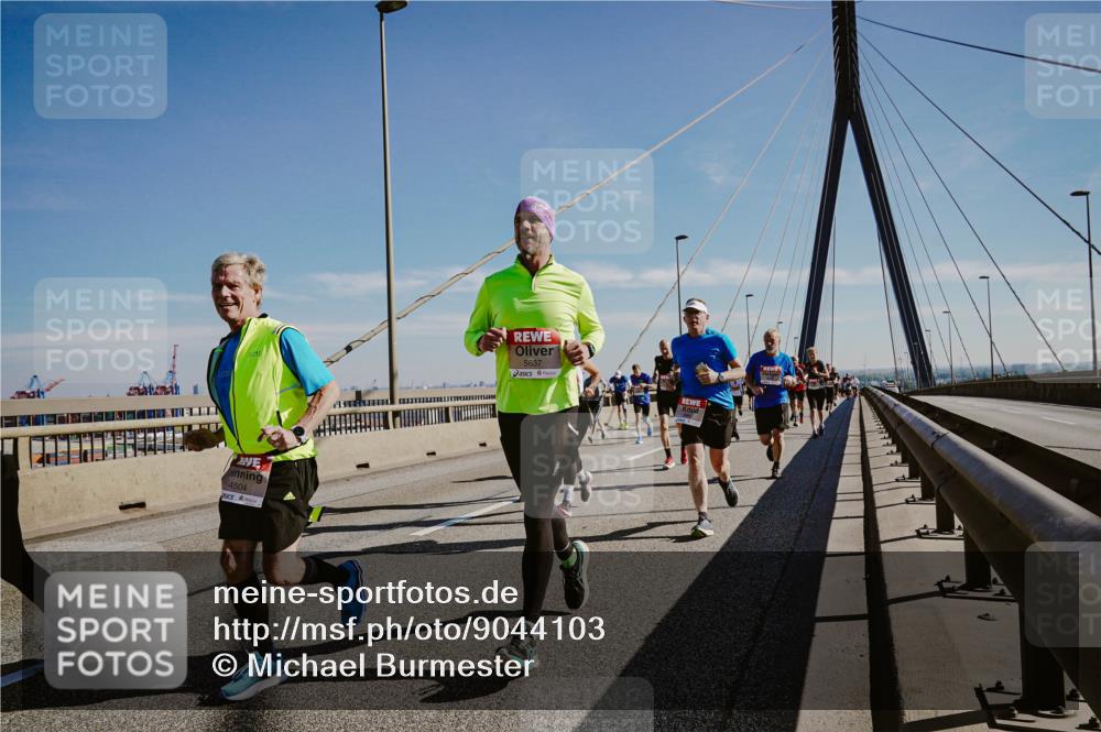 03.10.2025 - Köhlbrandbrückenlauf Michael Burmester http://msf.ph/oto/9044103 03.10.2025 12:25:50 Position 1 4504, 5637 meine-sportfotos.de