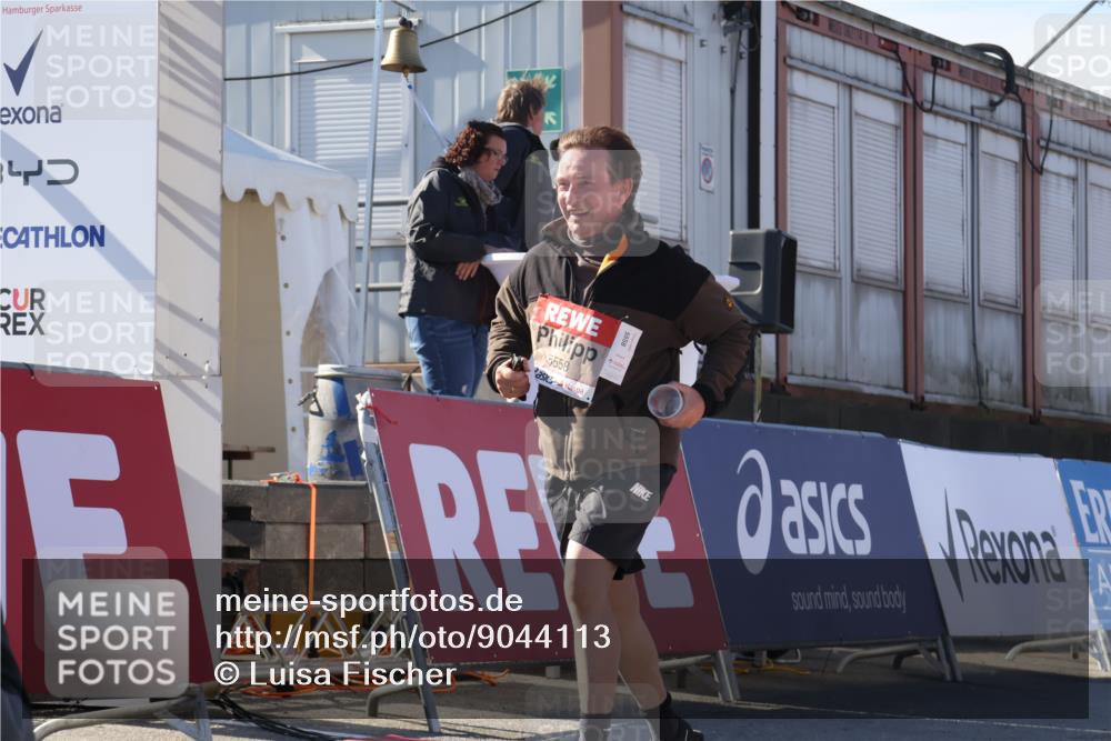 03.10.2025 - Köhlbrandbrückenlauf Luisa Fischer http://msf.ph/oto/9044113 03.10.2025 13:40:41 Ziel 5558 meine-sportfotos.de