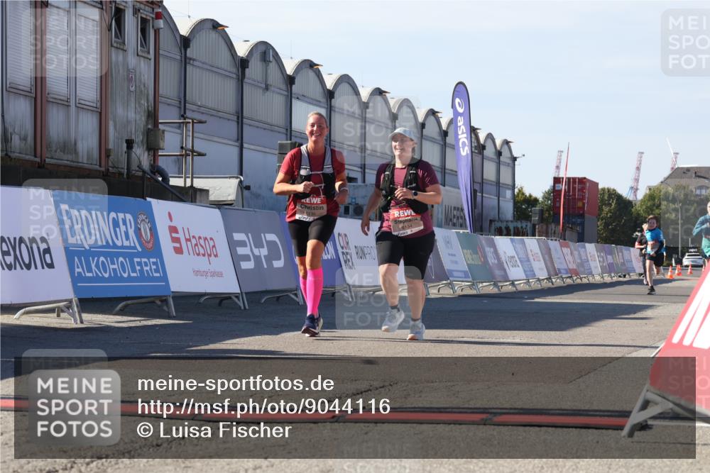 03.10.2025 - Köhlbrandbrückenlauf Luisa Fischer http://msf.ph/oto/9044116 03.10.2025 13:40:46 Ziel 5558, 6134, 6135 meine-sportfotos.de