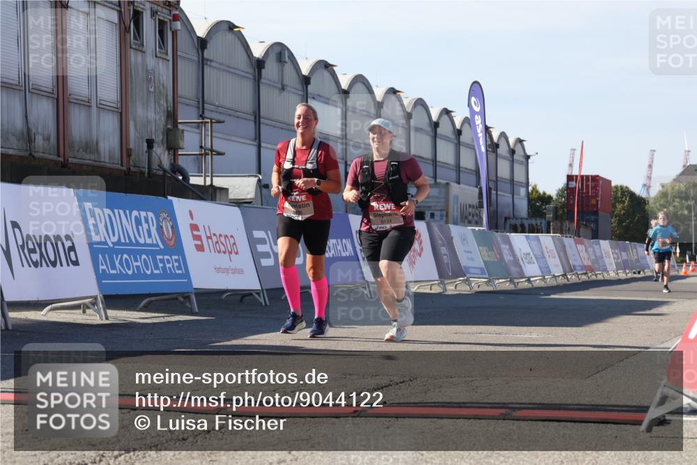 03.10.2025 - Köhlbrandbrückenlauf Luisa Fischer http://msf.ph/oto/9044122 03.10.2025 13:40:47 Ziel 5558, 6134, 6135 meine-sportfotos.de