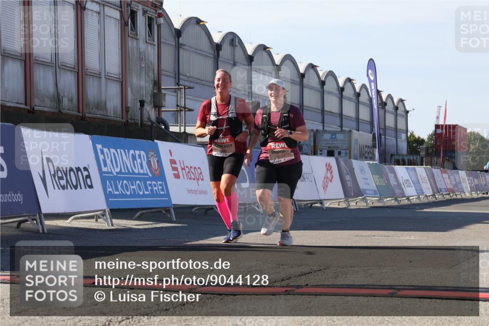 03.10.2025 - Köhlbrandbrückenlauf Luisa Fischer http://msf.ph/oto/9044128 03.10.2025 13:40:47 Ziel 5558, 6134, 6135 meine-sportfotos.de