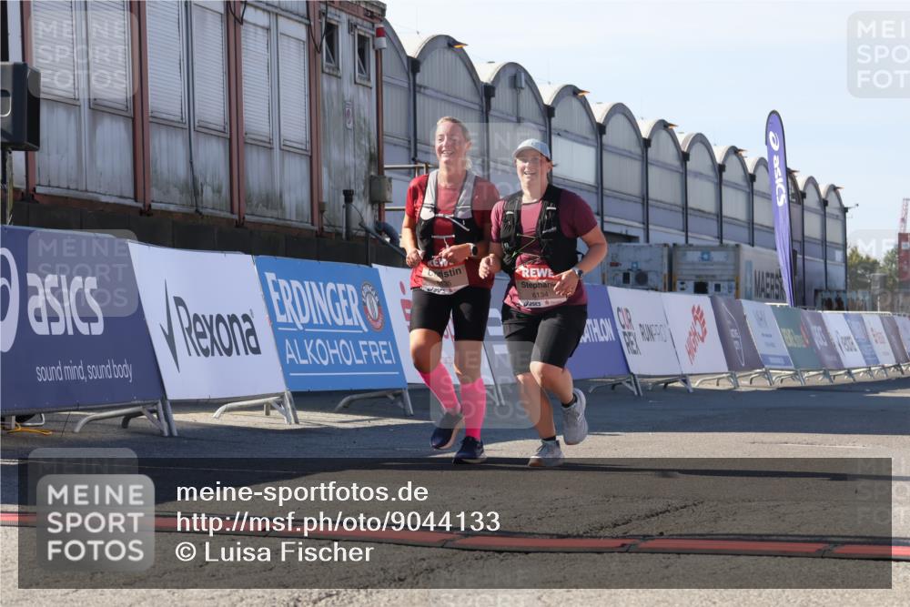 03.10.2025 - Köhlbrandbrückenlauf Luisa Fischer http://msf.ph/oto/9044133 03.10.2025 13:40:47 Ziel 5558, 6134, 6135 meine-sportfotos.de
