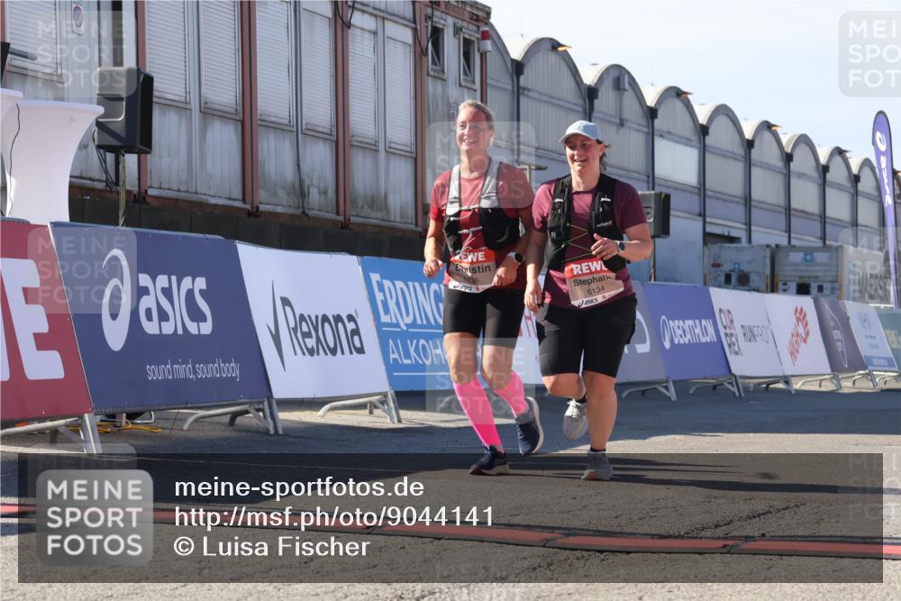 03.10.2025 - Köhlbrandbrückenlauf Luisa Fischer http://msf.ph/oto/9044141 03.10.2025 13:40:48 Ziel 5495, 5496, 5558, 6134, 6135 meine-sportfotos.de