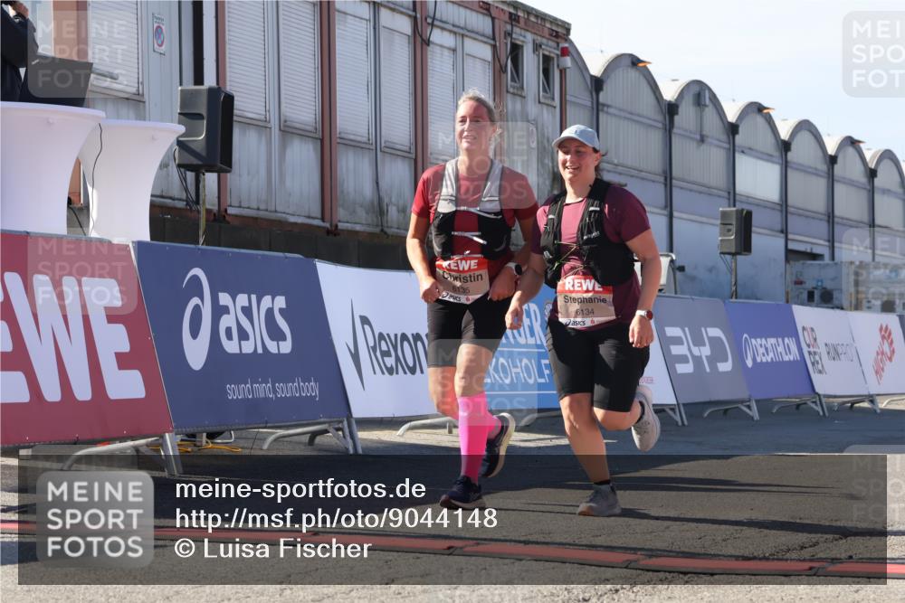 03.10.2025 - Köhlbrandbrückenlauf Luisa Fischer http://msf.ph/oto/9044148 03.10.2025 13:40:48 Ziel 5495, 5496, 5558, 6134, 6135 meine-sportfotos.de