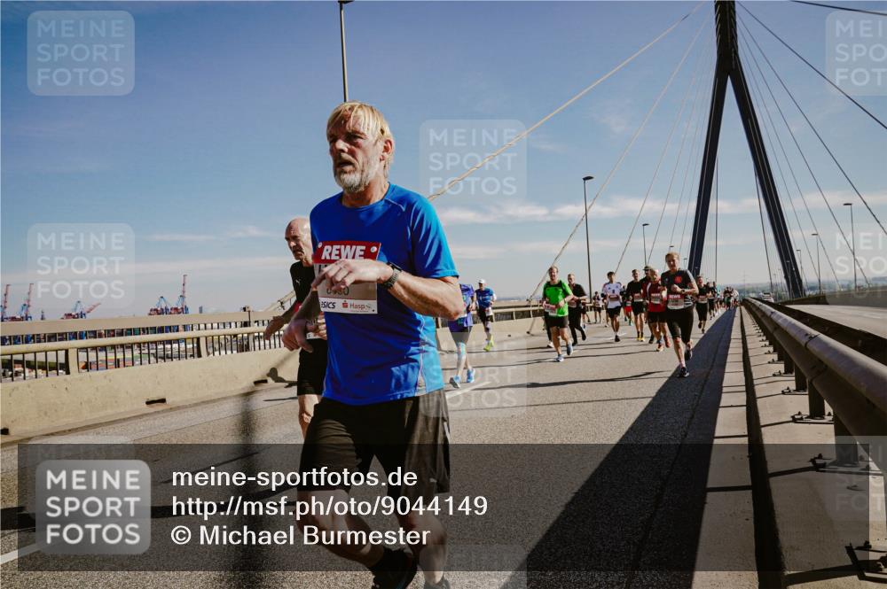 03.10.2025 - Köhlbrandbrückenlauf Michael Burmester http://msf.ph/oto/9044149 03.10.2025 12:25:52 Position 1 2930 meine-sportfotos.de