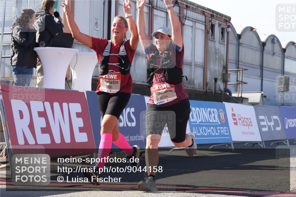 03.10.2025 - Köhlbrandbrückenlauf Luisa Fischer http://msf.ph/oto/9044158 03.10.2025 13:40:49 Ziel 5495, 5496, 5558, 6134, 6135 meine-sportfotos.de