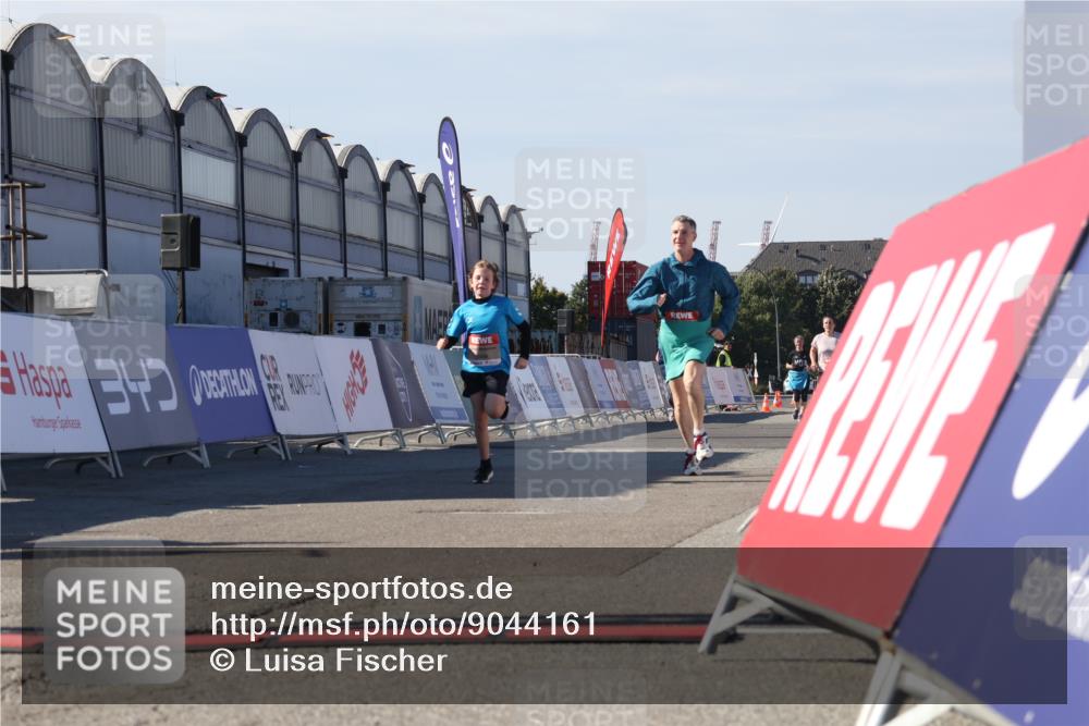 03.10.2025 - Köhlbrandbrückenlauf Luisa Fischer http://msf.ph/oto/9044161 03.10.2025 13:40:50 Ziel 5495, 5496, 5558, 6134, 6135 meine-sportfotos.de