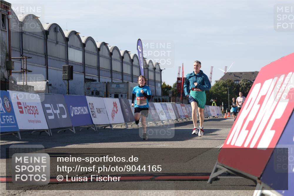 03.10.2025 - Köhlbrandbrückenlauf Luisa Fischer http://msf.ph/oto/9044165 03.10.2025 13:40:50 Ziel 5495, 5496, 5558, 6134, 6135 meine-sportfotos.de