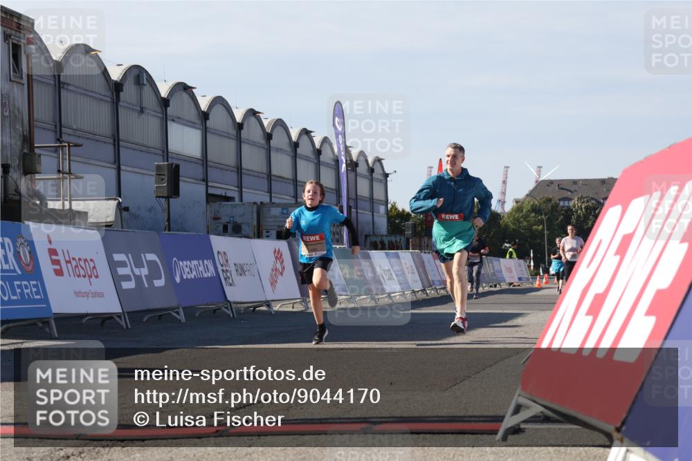 03.10.2025 - Köhlbrandbrückenlauf Luisa Fischer http://msf.ph/oto/9044170 03.10.2025 13:40:51 Ziel 5495, 5496, 5558, 6134, 6135 meine-sportfotos.de