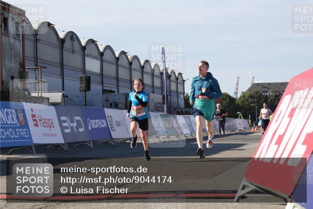 03.10.2025 - Köhlbrandbrückenlauf Luisa Fischer http://msf.ph/oto/9044174 03.10.2025 13:40:51 Ziel 5495, 5496, 5558, 6134, 6135 meine-sportfotos.de