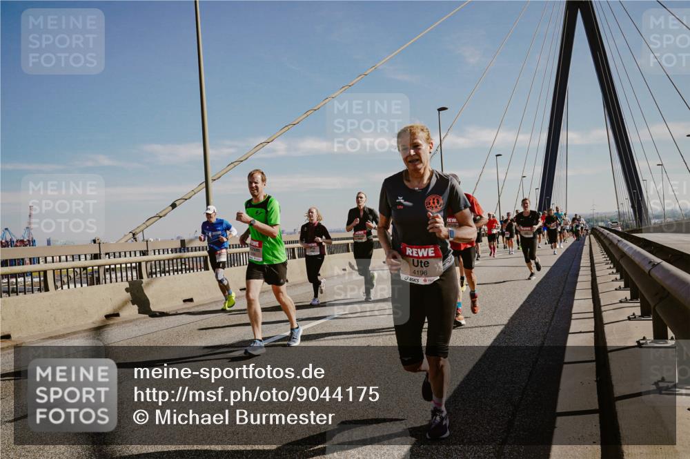 03.10.2025 - Köhlbrandbrückenlauf Michael Burmester http://msf.ph/oto/9044175 03.10.2025 12:25:54 Position 1 4196 meine-sportfotos.de
