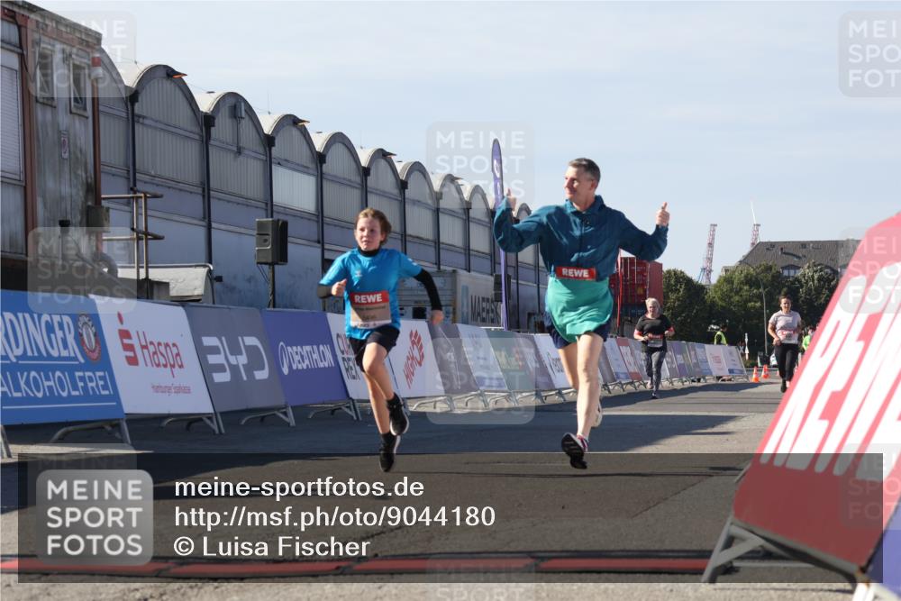 03.10.2025 - Köhlbrandbrückenlauf Luisa Fischer http://msf.ph/oto/9044180 03.10.2025 13:40:51 Ziel 5495, 5496, 5558, 6134, 6135 meine-sportfotos.de