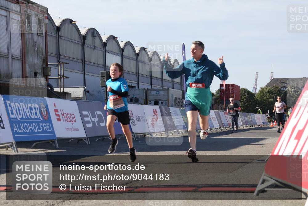 03.10.2025 - Köhlbrandbrückenlauf Luisa Fischer http://msf.ph/oto/9044183 03.10.2025 13:40:52 Ziel 5495, 5496, 6134, 6135 meine-sportfotos.de