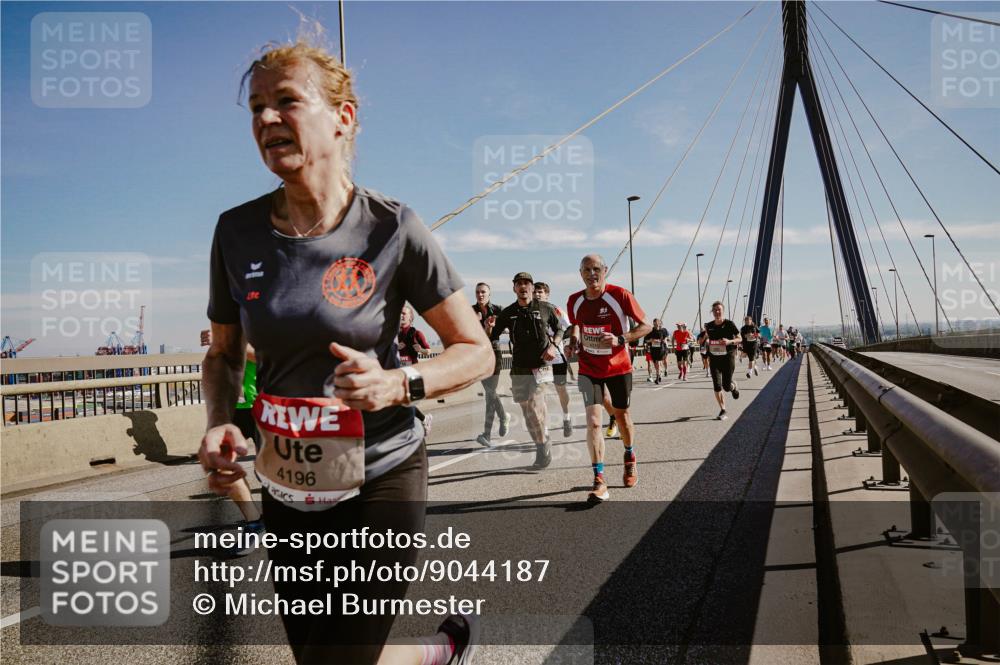 03.10.2025 - Köhlbrandbrückenlauf Michael Burmester http://msf.ph/oto/9044187 03.10.2025 12:25:55 Position 1 4196 meine-sportfotos.de