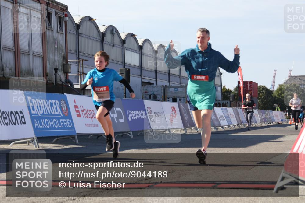 03.10.2025 - Köhlbrandbrückenlauf Luisa Fischer http://msf.ph/oto/9044189 03.10.2025 13:40:52 Ziel 5495, 5496, 6134, 6135 meine-sportfotos.de
